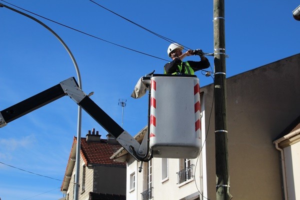 Technicien fibre otpique en évaluation pratique de son niveau