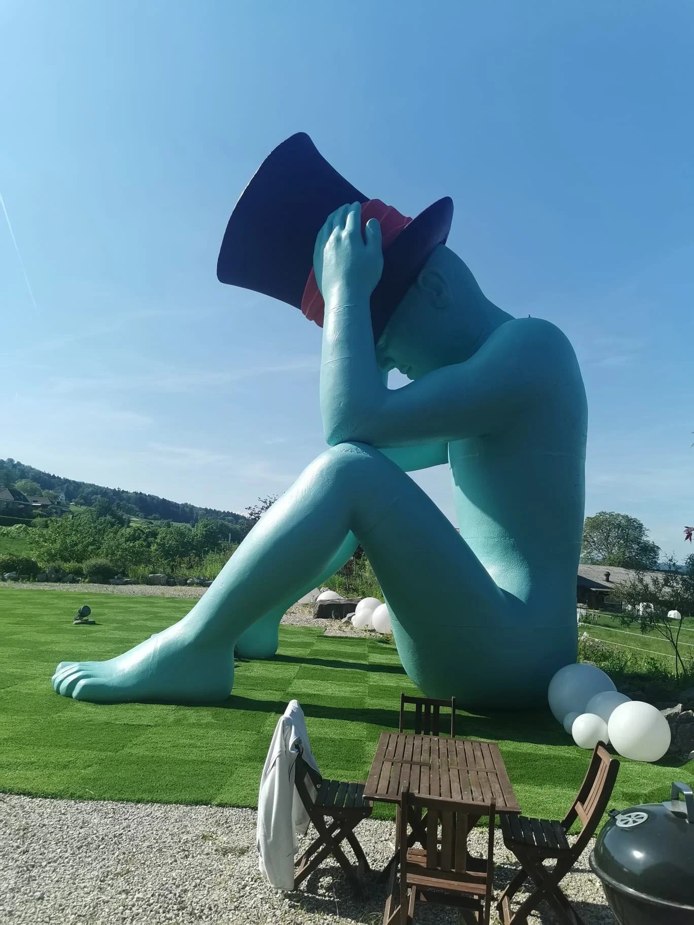 Beschädigte Wunderland Figur vor Malerarbeiten Maur Zürich