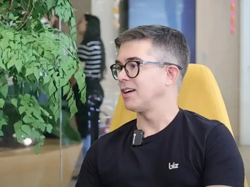 Três pessoas conversam ao ar livre, cercadas por plantas verdes e uma atmosfera relaxante.