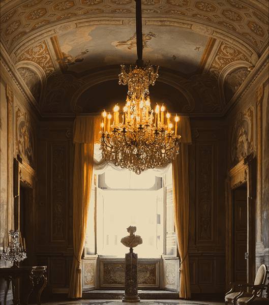 интерьер римского дворца с люстрой и естественным светом