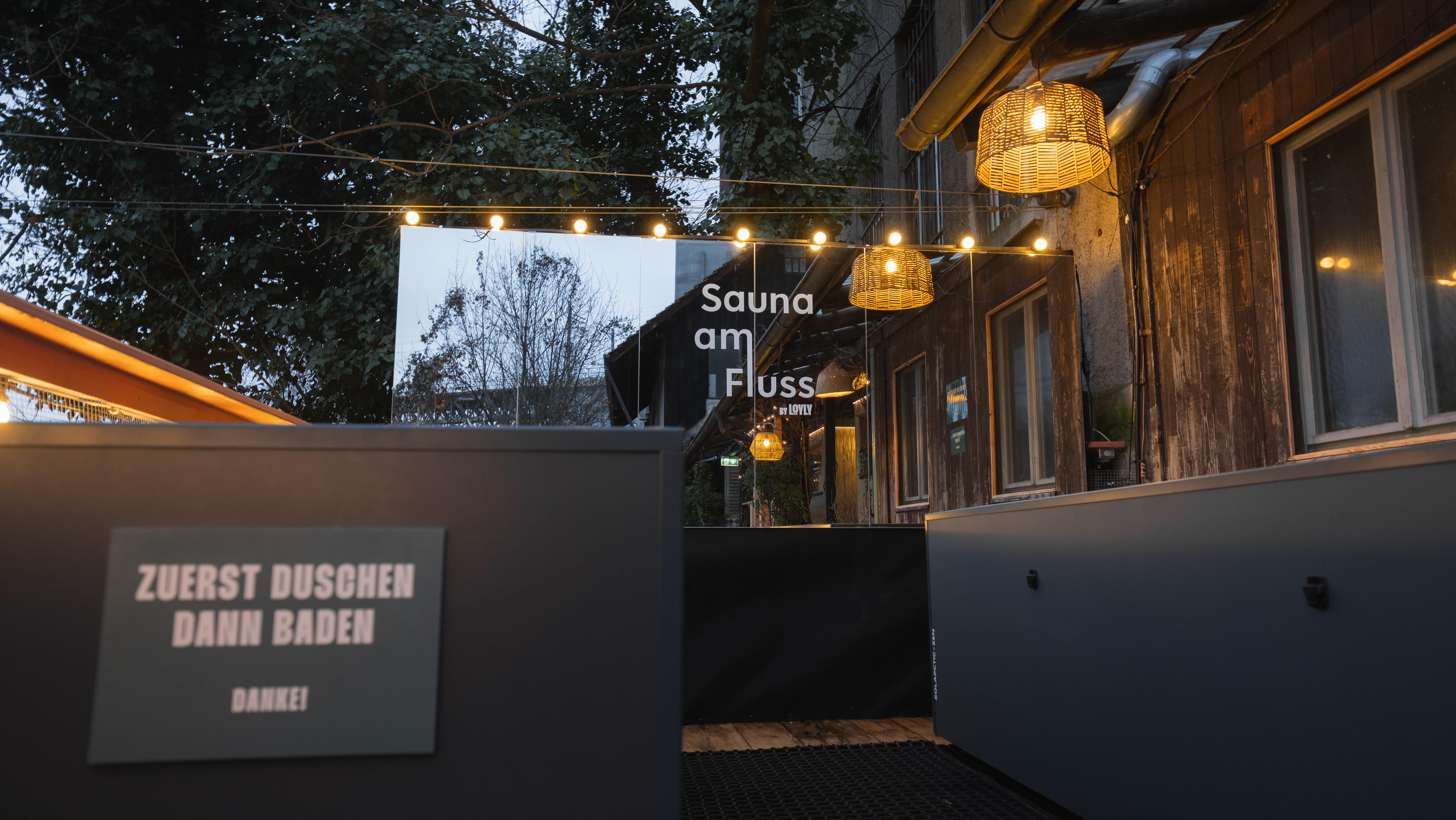 Zwei Cold Plunges im Vordergrund mit einer grossen Spiegelwand im Hintergrund