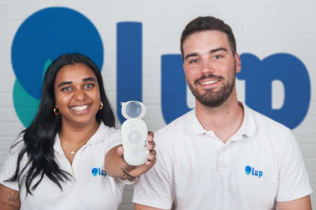 Apurva San Juan y Eneko Calvo con la Lupa Inteligente