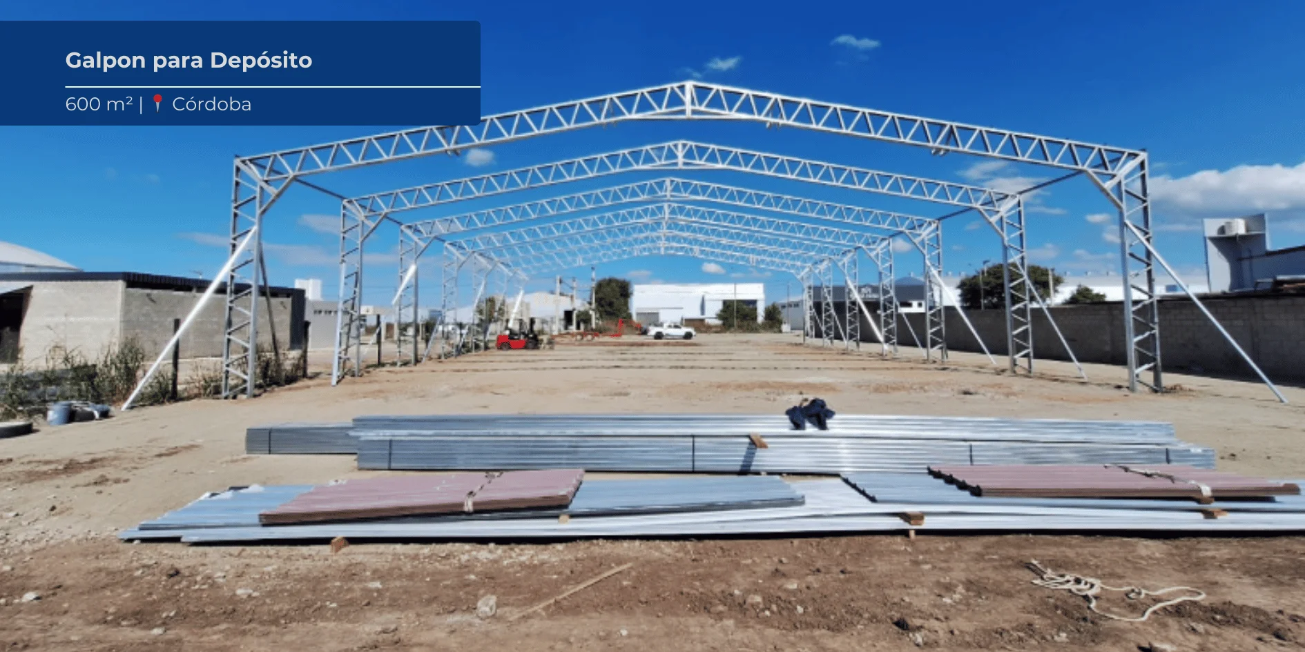 Estructura de galpón metálico para depósito con pórticos de acero en construcción en Córdoba.