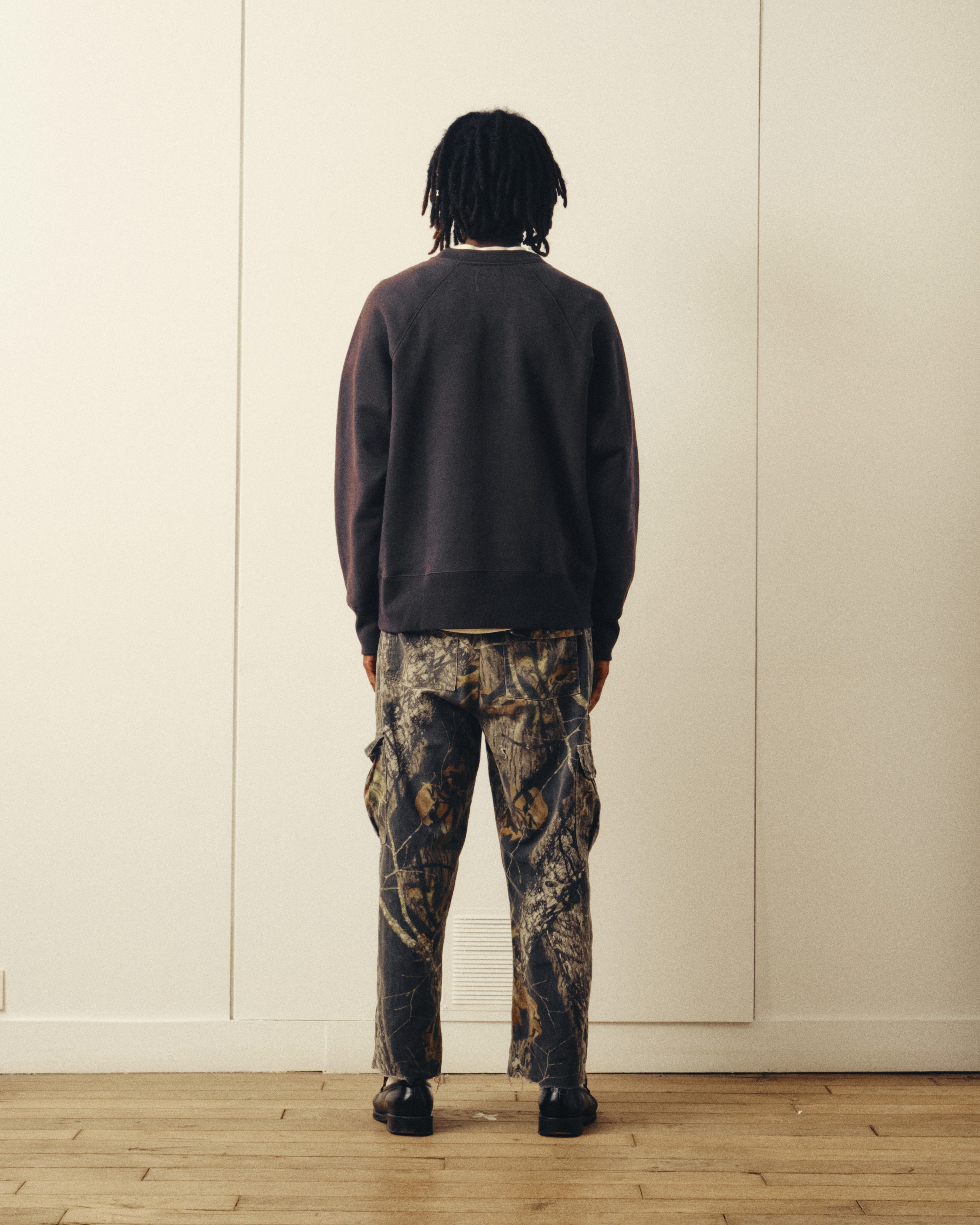 Mannequin de dos portant un sweat-shirt de la marque multidisciplinaire Verlan