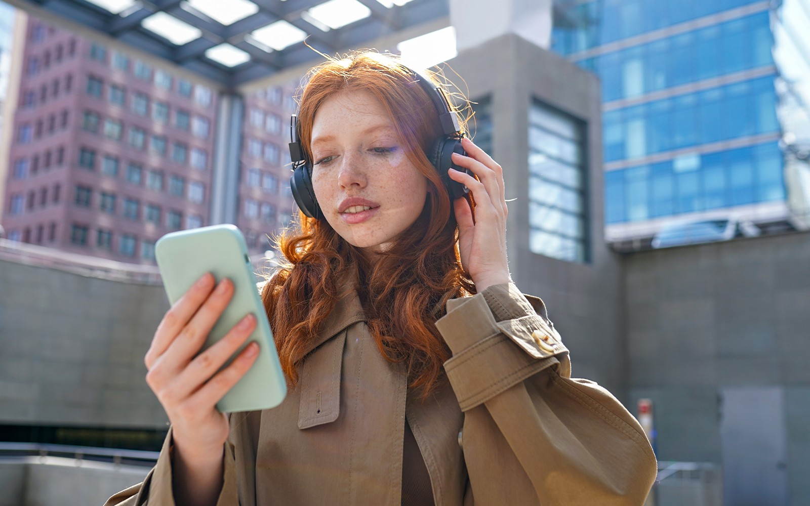 使用耳机和智能手机收听伦敦大火纪念碑音频导览的用户。