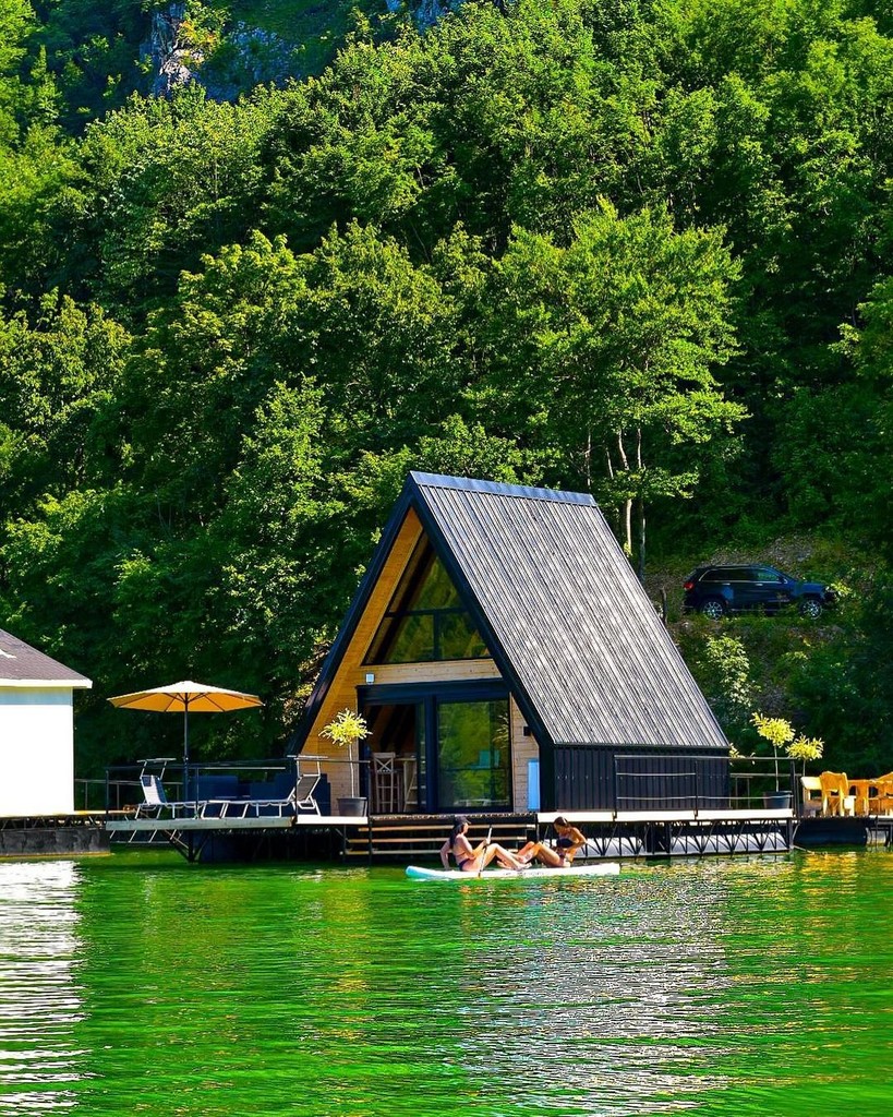 Slika splava Houseboat Perucacki Raj floating on the beautiful Perucac Lake, surrounded by lush greenery in Perucac, offering a peaceful and unique stay experience.