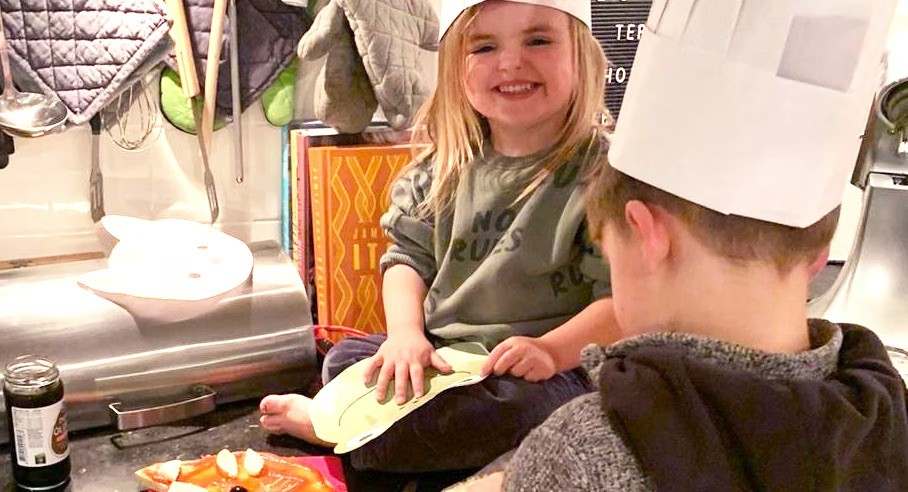 Making pizza with (babysitting) kids