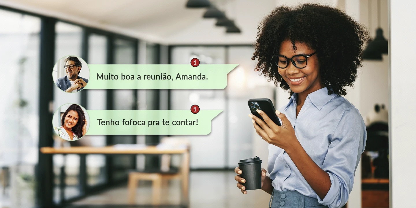 Funcionária recebendo mensagem do chefe e da amiga no WhatsApp Corporativo