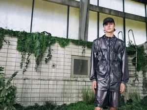 Dans le lookbook de la marque Danoise Another Aspect, le mannequin porte un costume gris et une chemise blanche