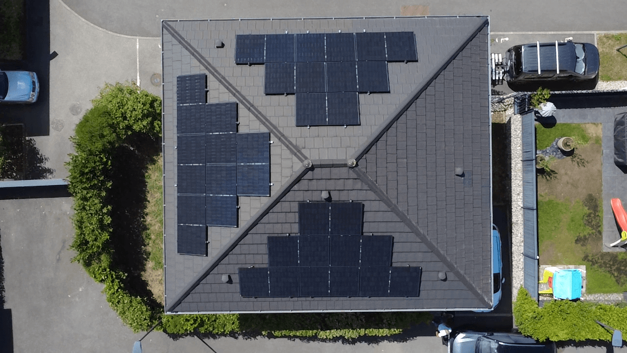 Photo du toit de l'installation de panneaux photovoltaiques de Willy Vesta en Savoie, réalisée par Avenir Solaire Concept, powered by solarock - vue de dessus via un drone