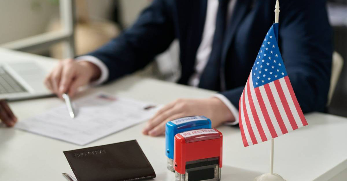 Khách hàng chuẩn bị giấy tờ chứng minh tài chính khi xin visa