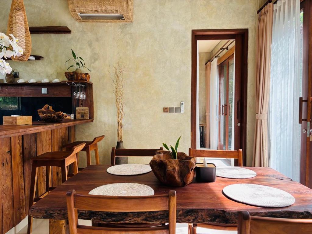 2-bedroom villa with rooftop and jungle views in Ubud