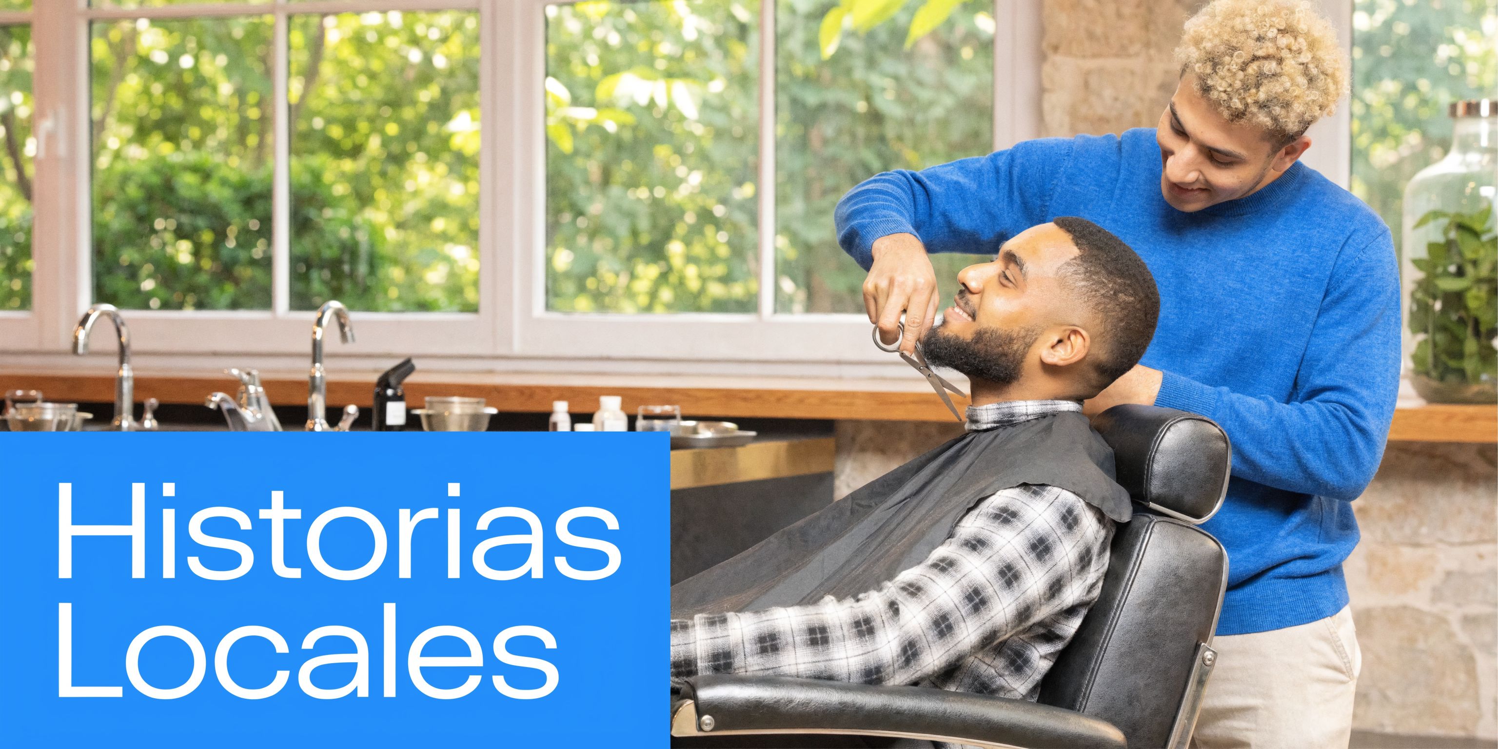 Un barbero estilizando la barba de un cliente joven sentado en una silla en una barbería profesional