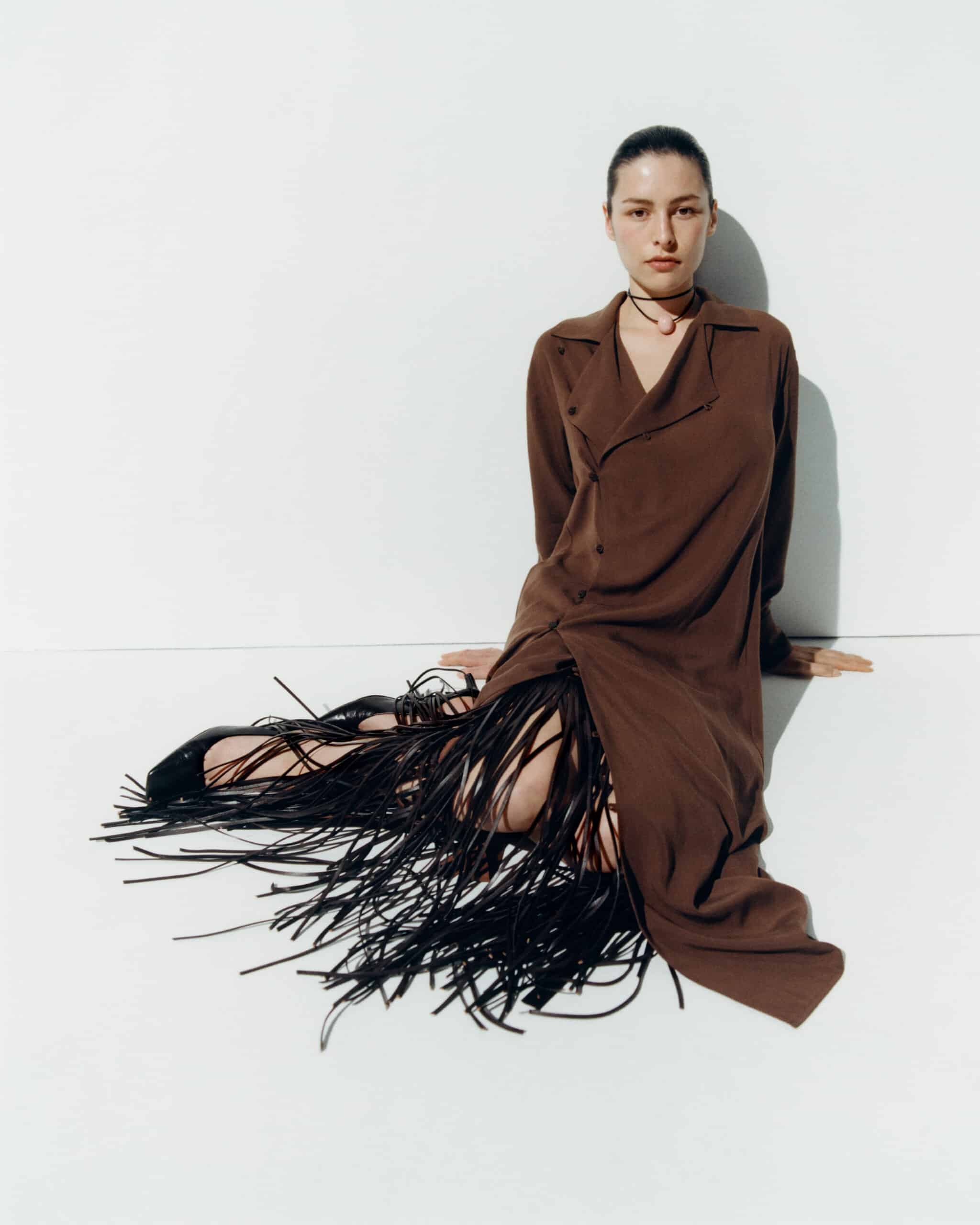 Une mannequin porte une robe marron