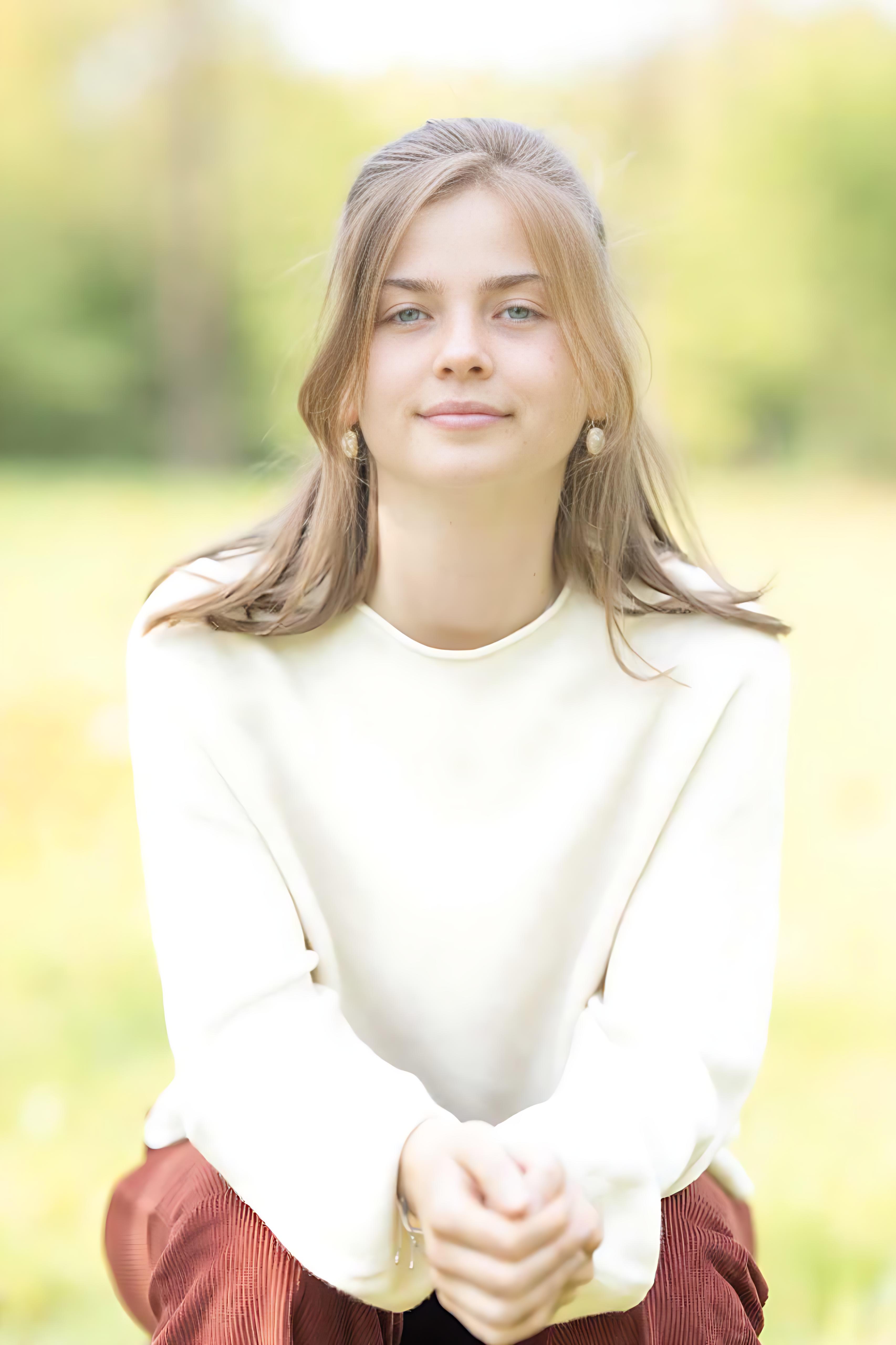 Iris, oprichter van Veliki Val, zit en kijkt de camera aan