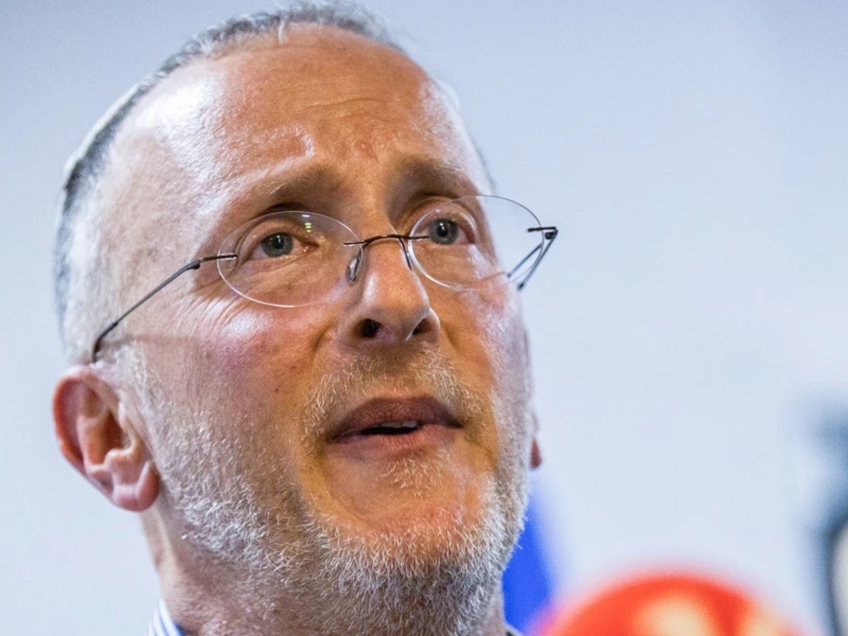 Rabbi Leo Dee speaks to reporters in Efrat, April 10, 2023. Photo courtesy of Oren Ben Hakoon/Flash90.