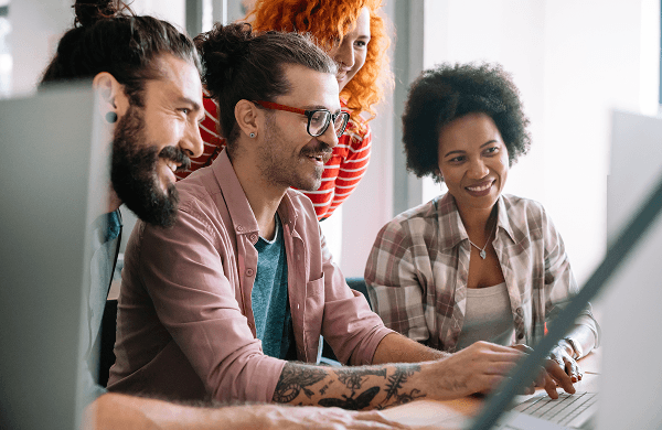 Pessoas vendo as escalas de trabalho