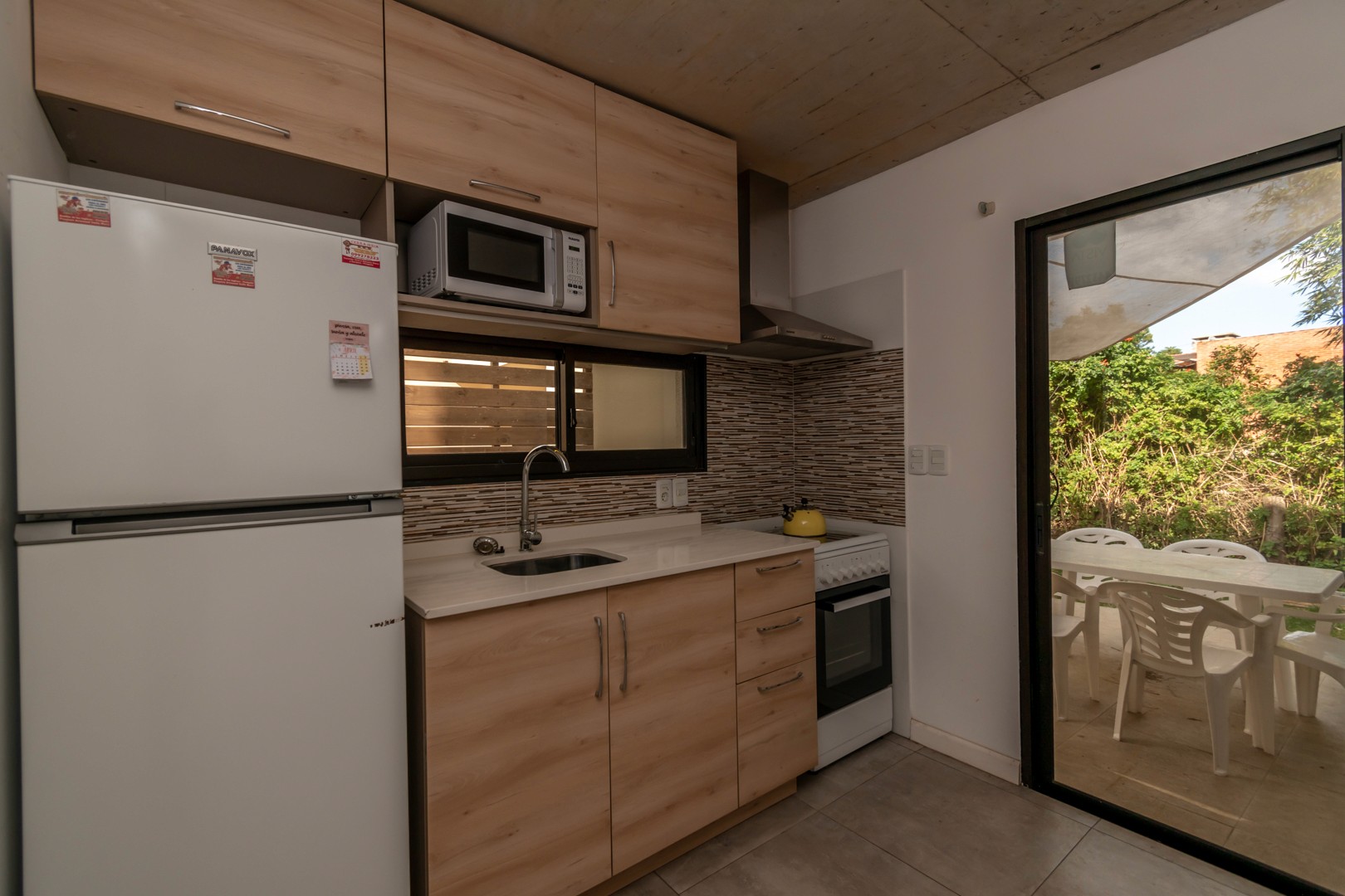 Cocina de Casa Gaviotas con diseño moderno y funcional - espacio práctico y bien equipado para preparar comidas.