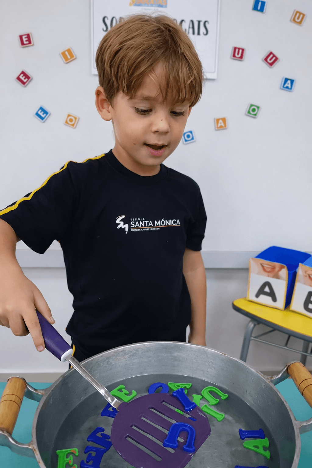 Alunos do Jardim II da Escola Santa Mônica participam de atividade do projeto Astroalfa explorando a letra A.