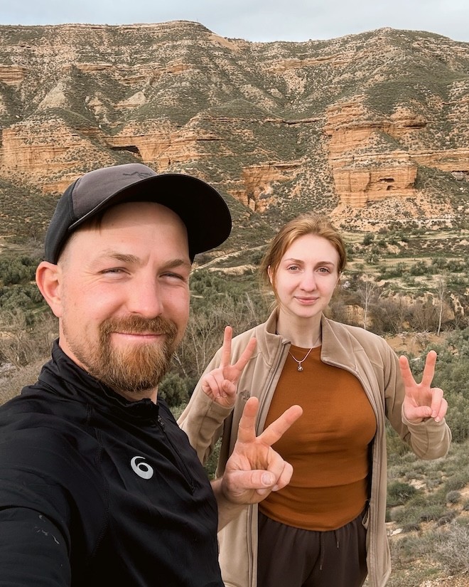 Райдеры купаются в море после тура на мотоцикле в Испании