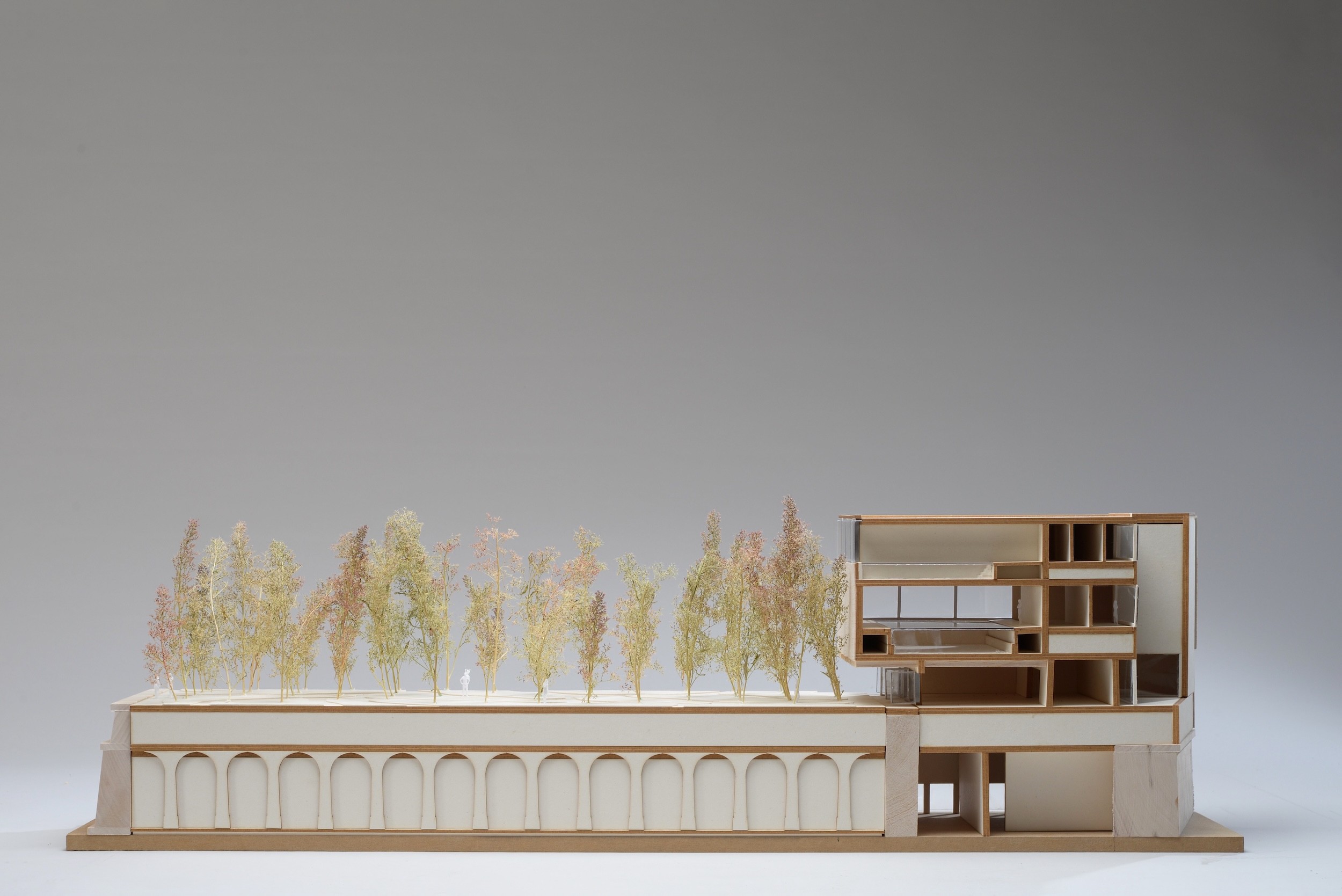 Zimmerbad: Innenraumdetail eines Zimmerbads mit weißen Flächen, schmaler Öffnung und zurückhaltender Materialität; die Ansicht betont Reinheit und Funktion.