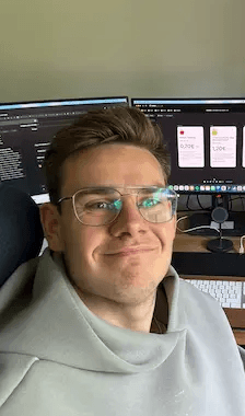 Motje Hansen von Studio Hansen steht im grünen und freut sich