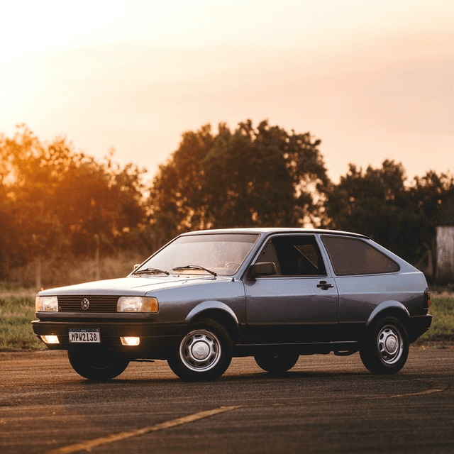 Vielle voiture sous un coucher de soleil