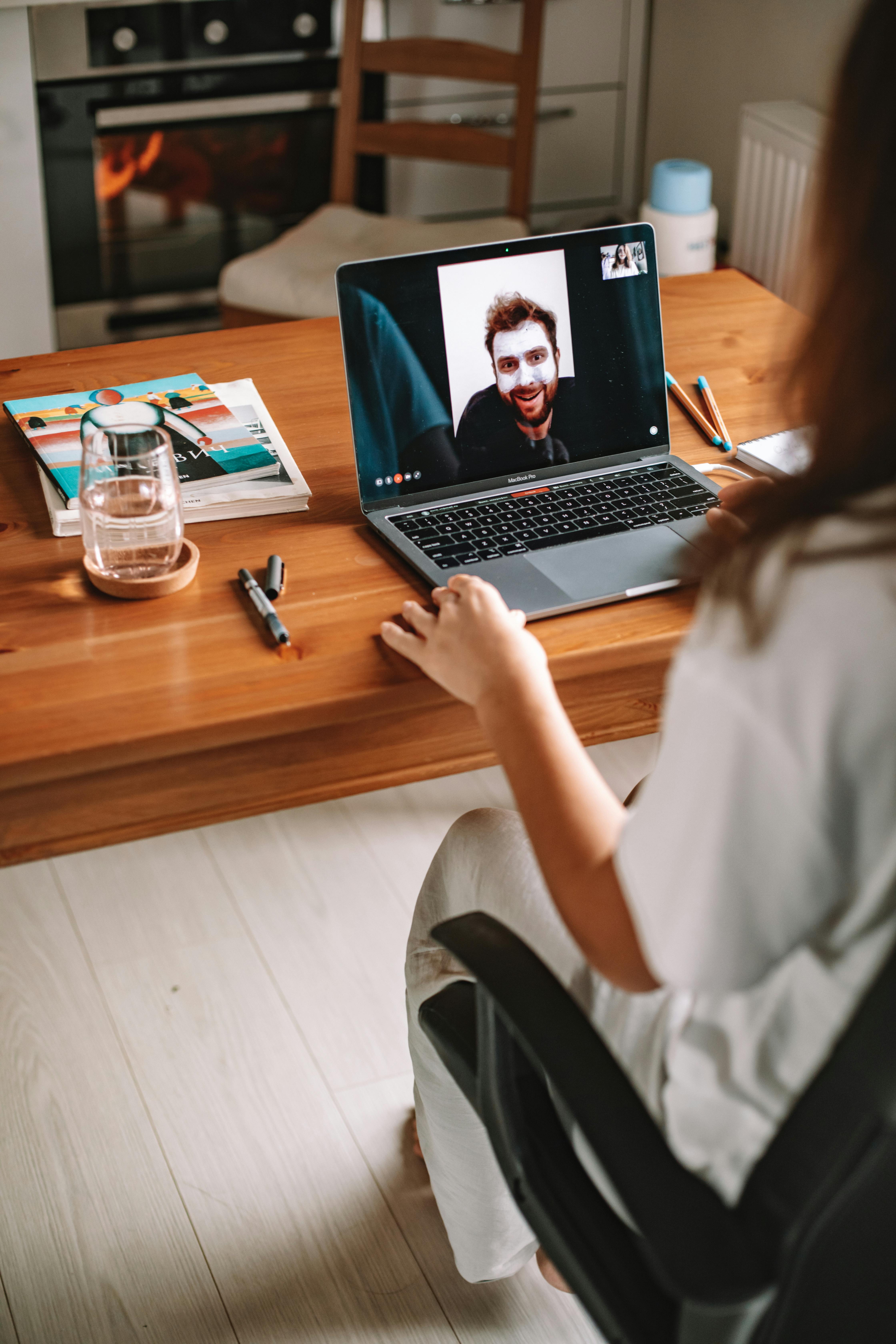 Videochiamata di lavoro al laptop, formazione 1 to 1 da remoto con materiali di supporto