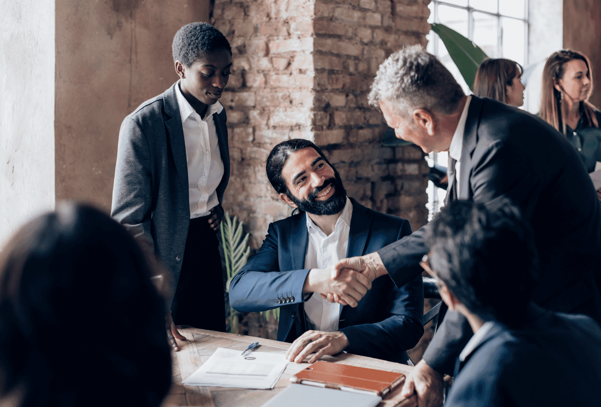 Homem apertando as mãos