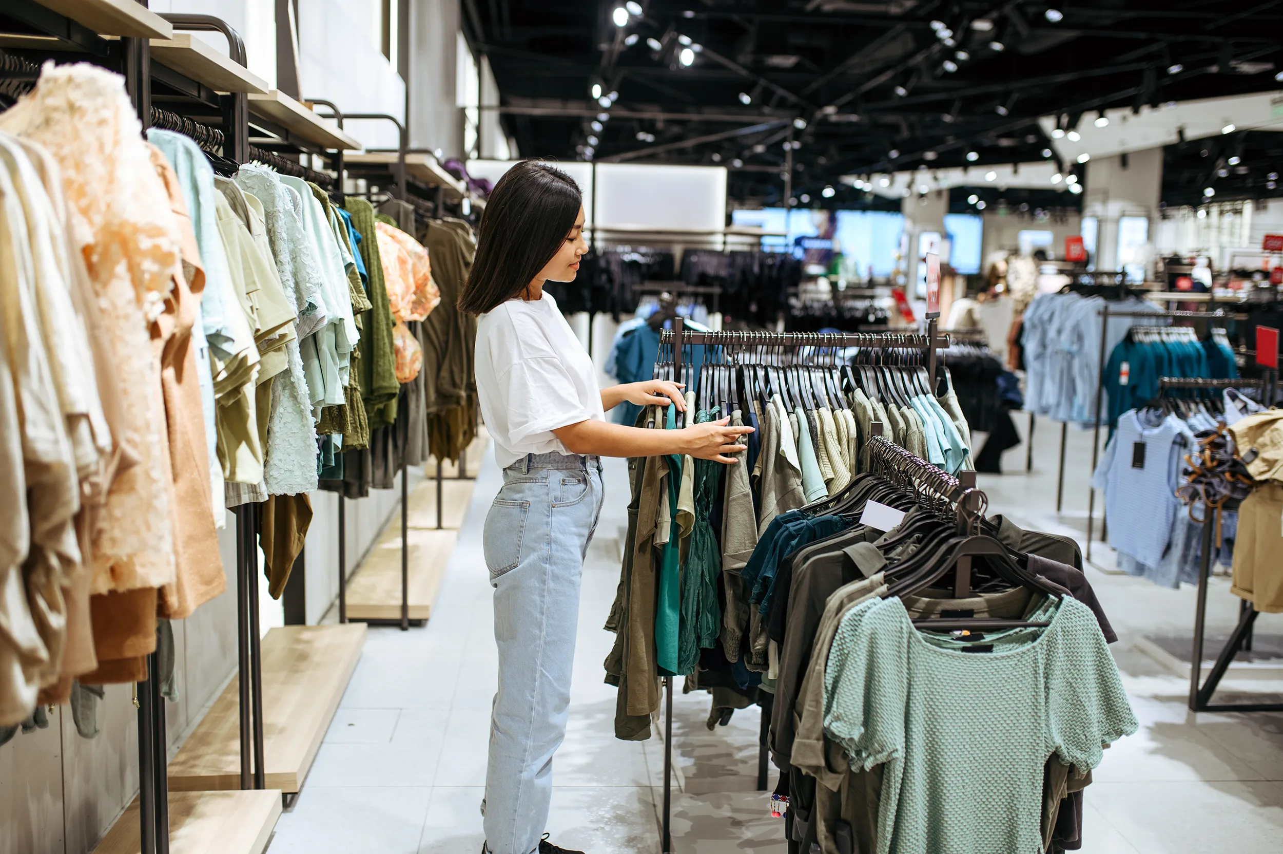 Mujer eligiendo ropa en local de moda en Escala Leloir