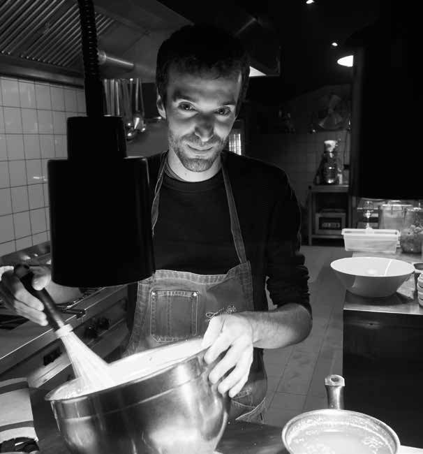 Koch bei der Zubereitung von Speisen im Schöllmanns in Offenburg