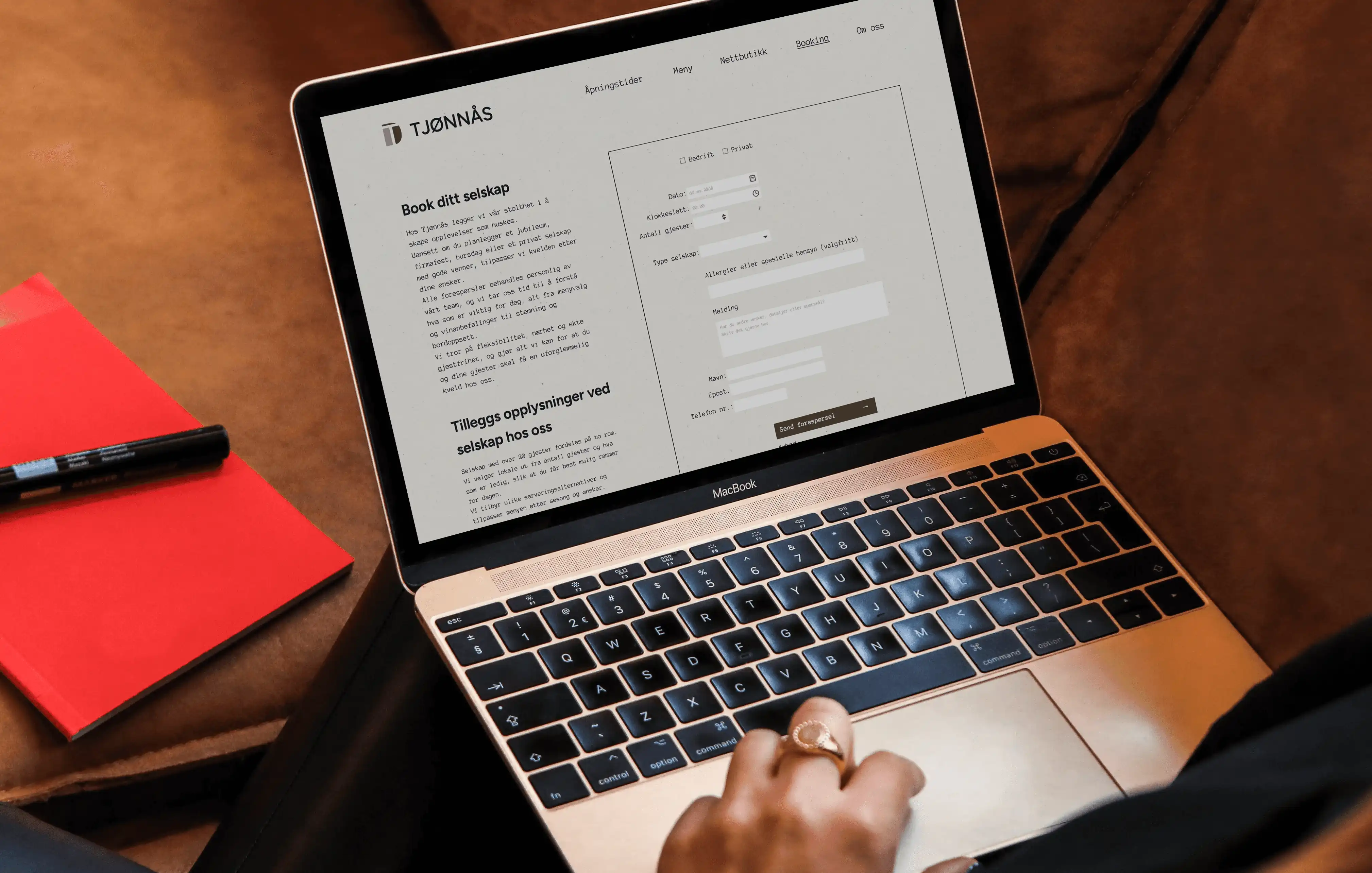 laptop på fanget, hvor en person skal til å booke noe på nettsiden til tjønnås