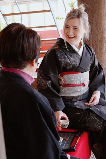 A tourist with autumn leaves