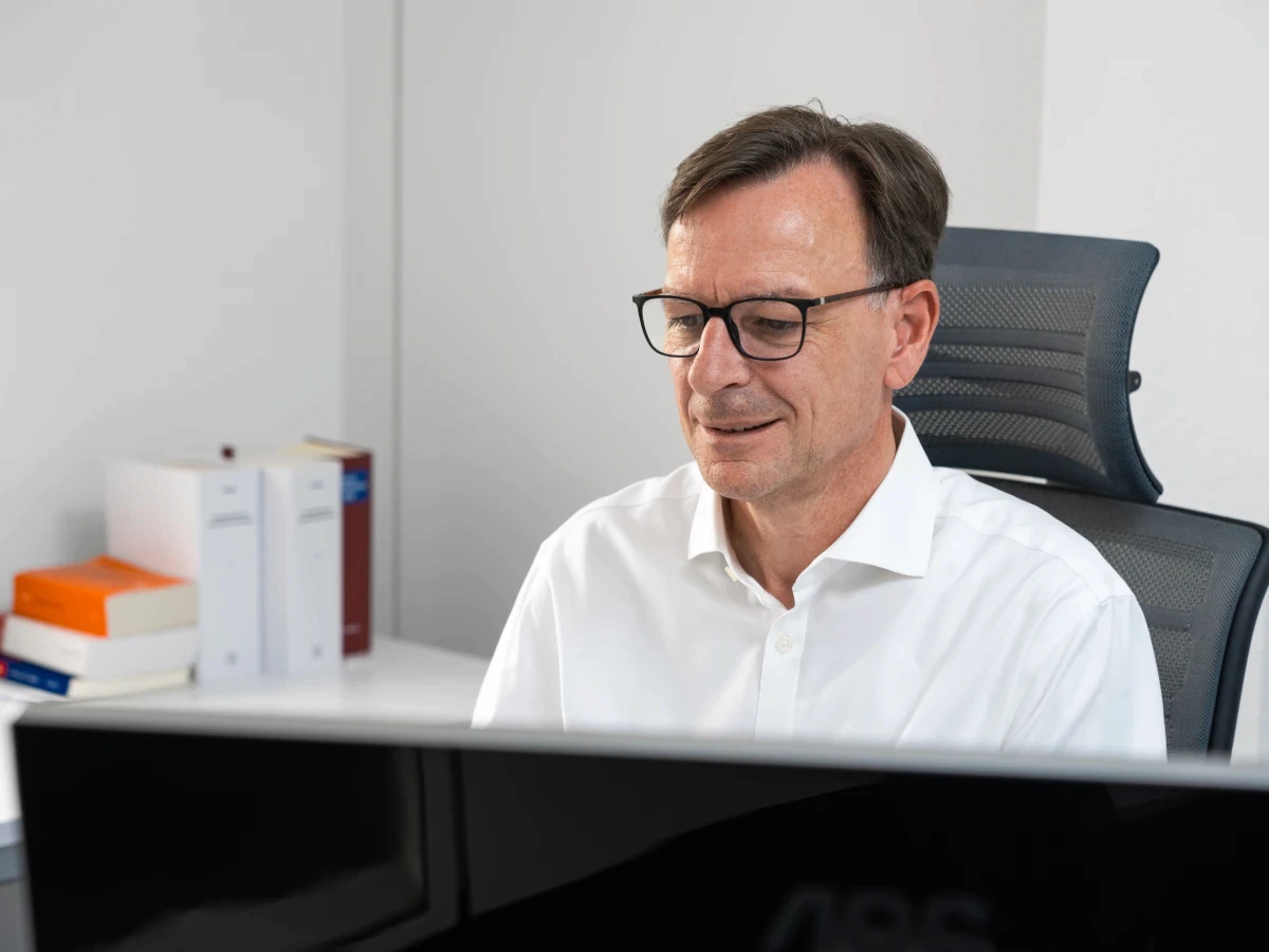GJP-Steuerberater bei der Prüfung von Unterlagen am Arbeitsplatz