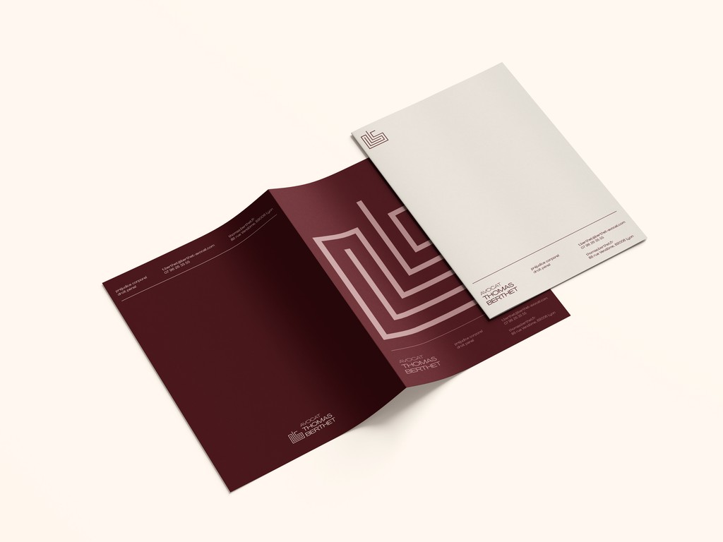 Mise en page éditoriale et hiérarchie typographique de l'identité visuelle de Thomas Berthet, développées dans une approche claire et contemporaine. En-tête et brochure