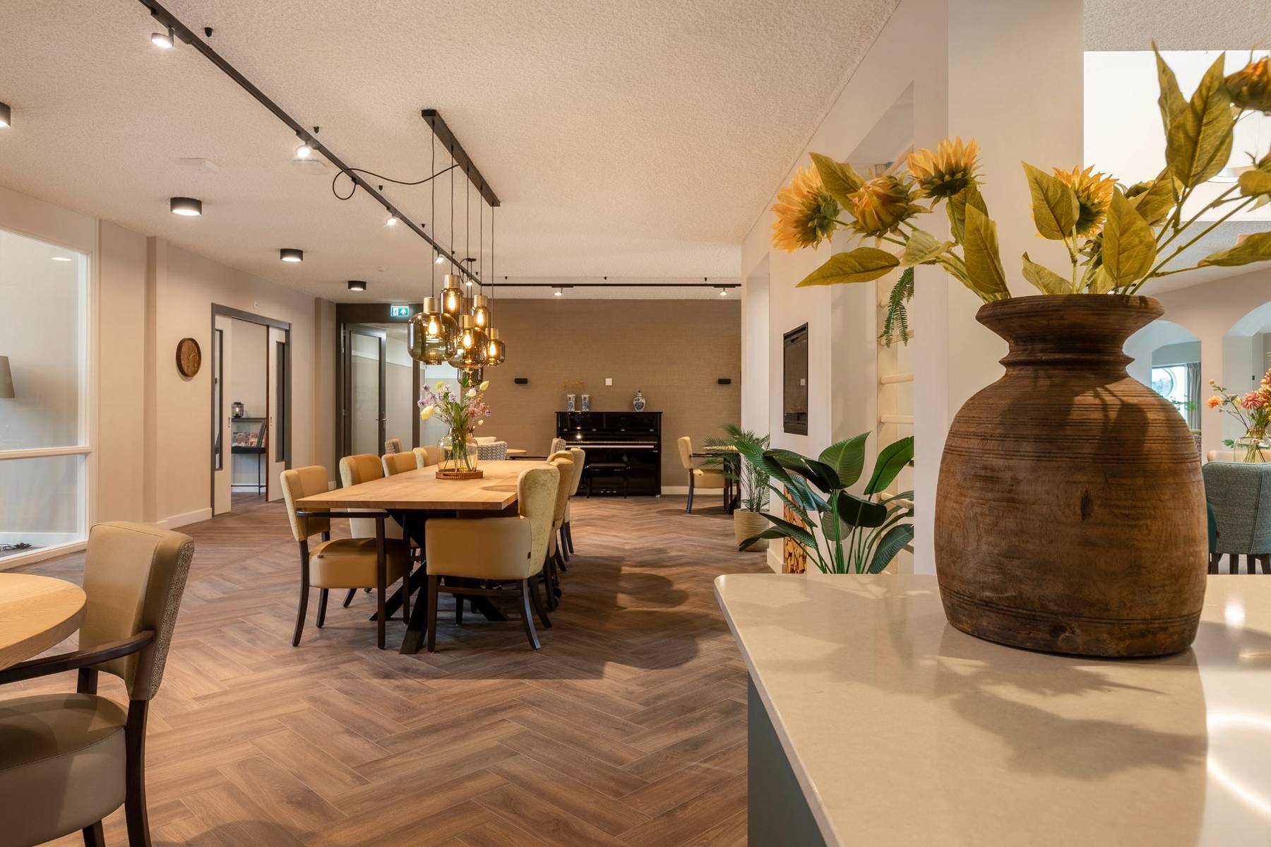 restaurant ouderenzorg met oker gele stoelen 