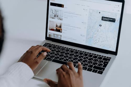 rihla searching for venues on computer