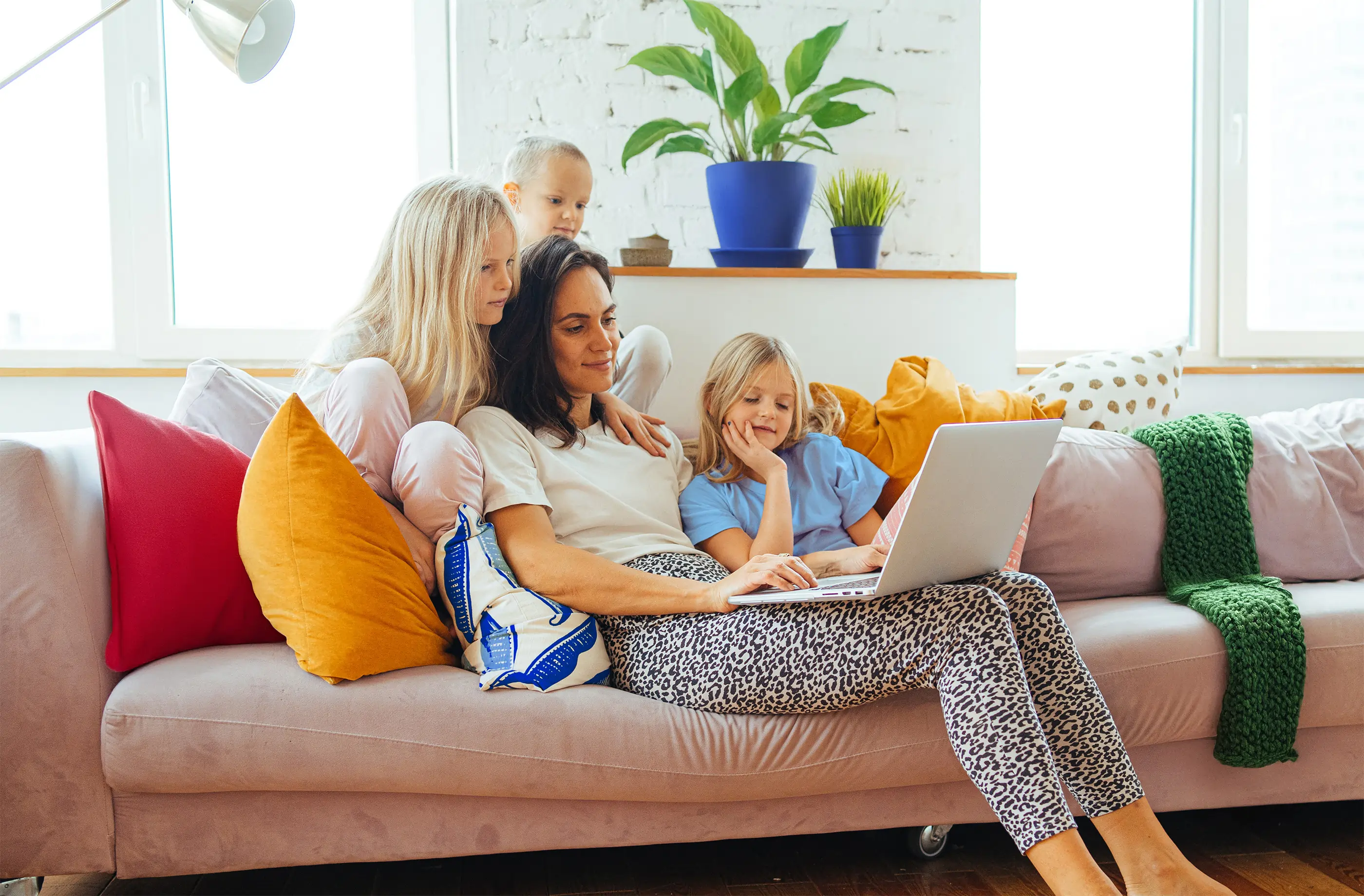 Mamma med barn tittar på laptop