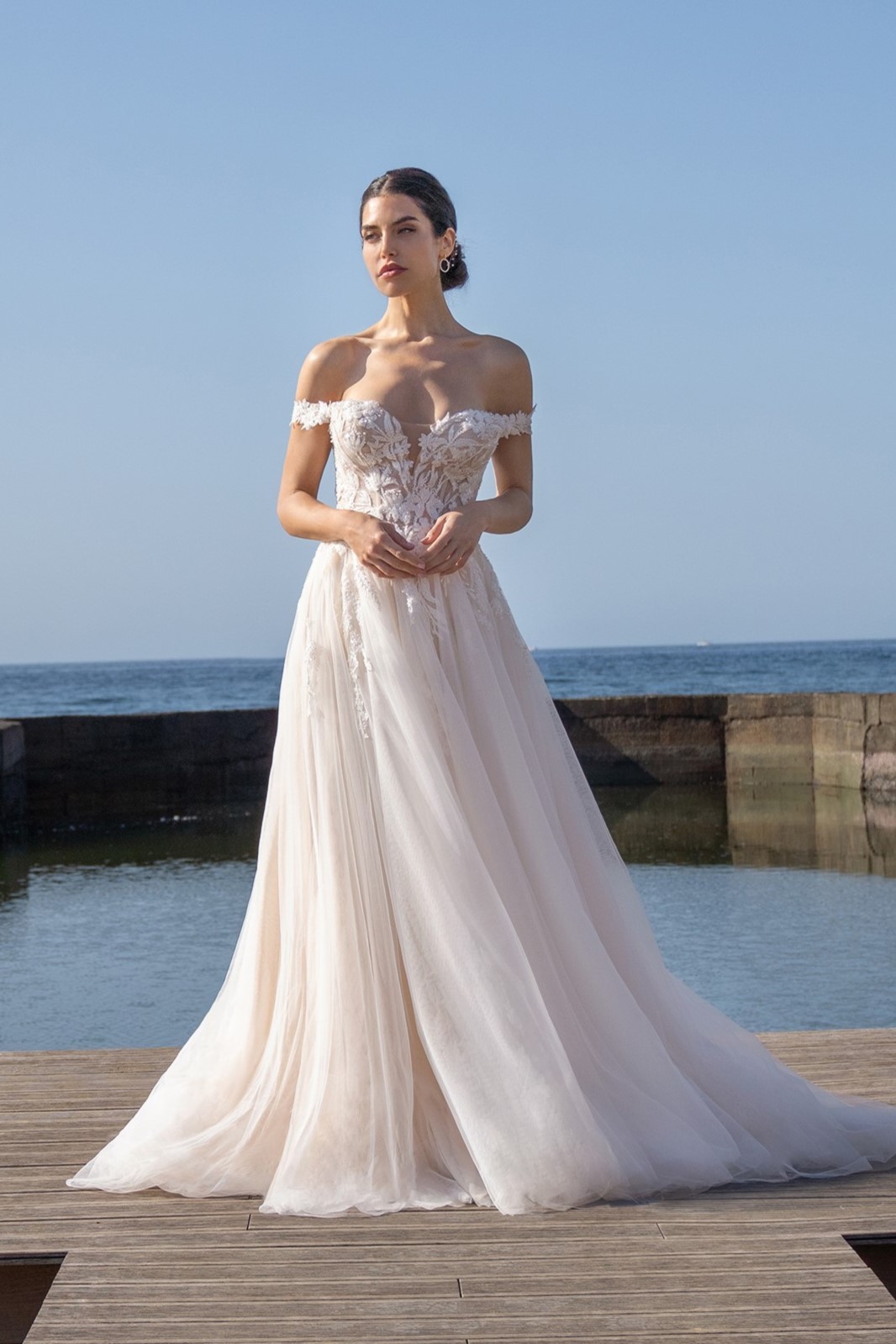 Hochzeitskleid mit fließenden Carmen-Ärmeln