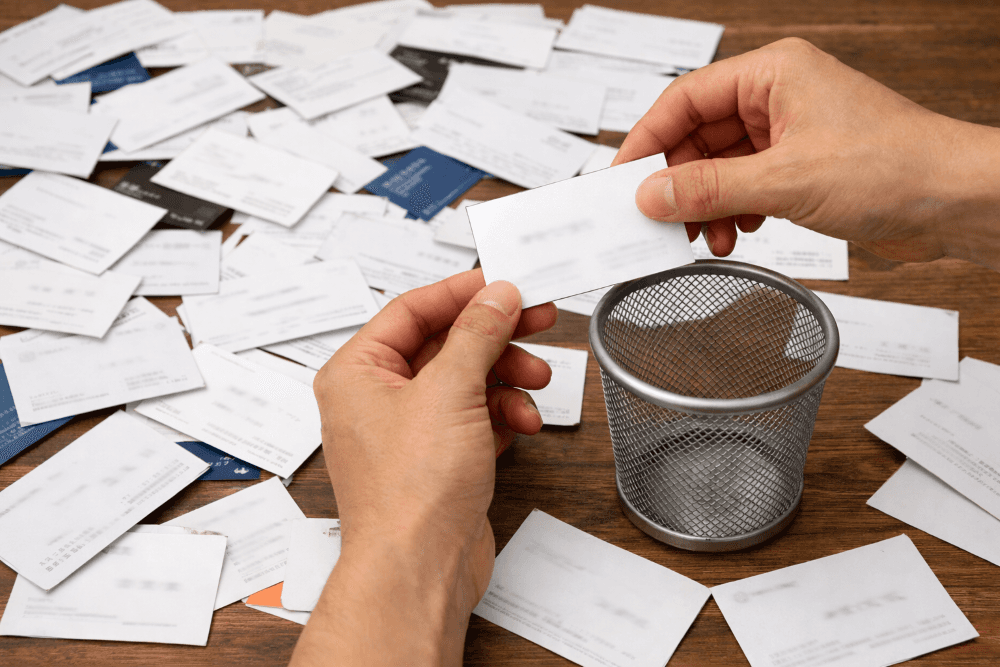名刺の捨て方には注意！情報漏えいのリスクを回避する正しい名刺の処分方法とは