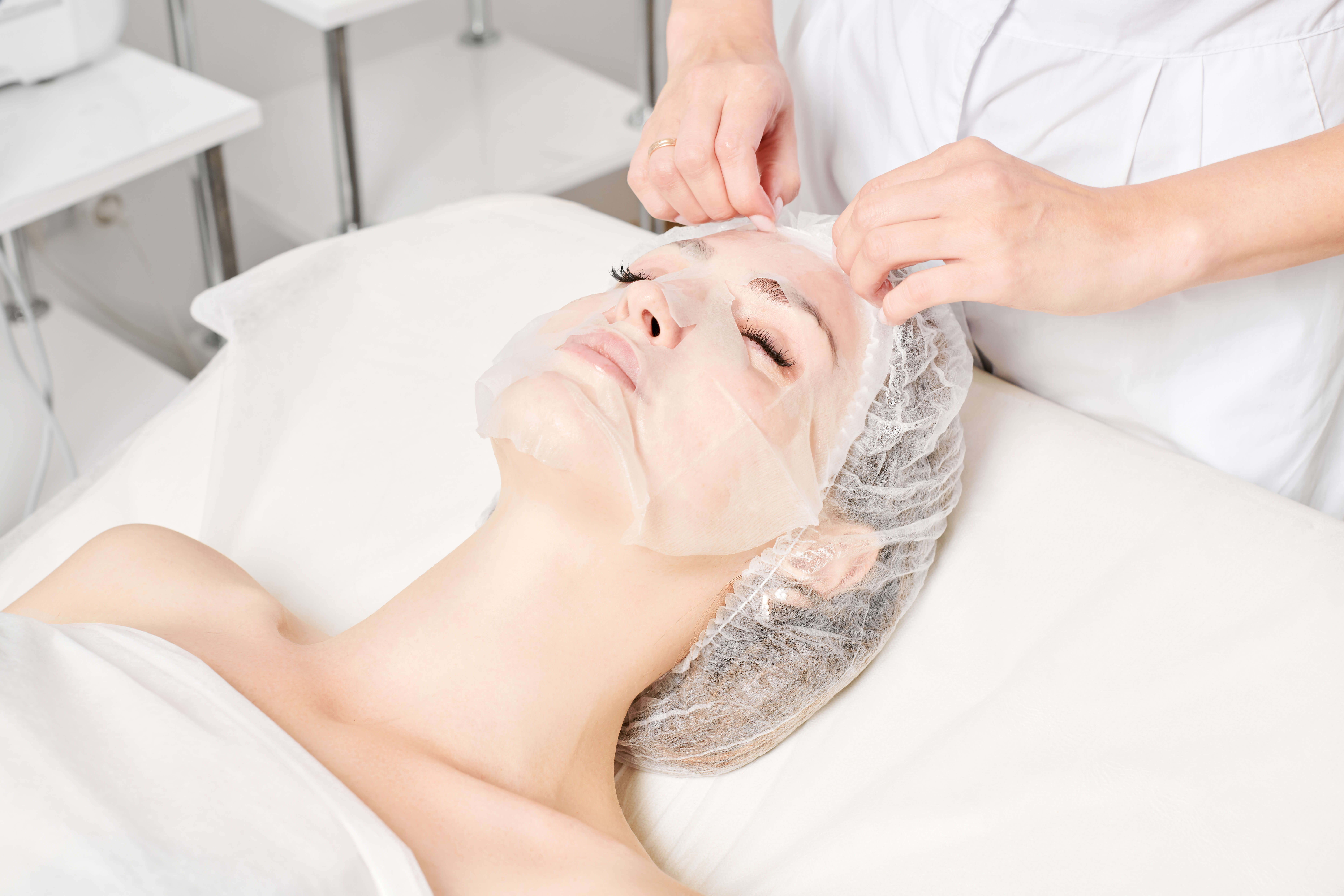 Kobieta w trakcie terapii antyoksydacyjnej Pro Xn trzeciego stopnia z użyciem maski nawilżającej i ujędrniającej.
