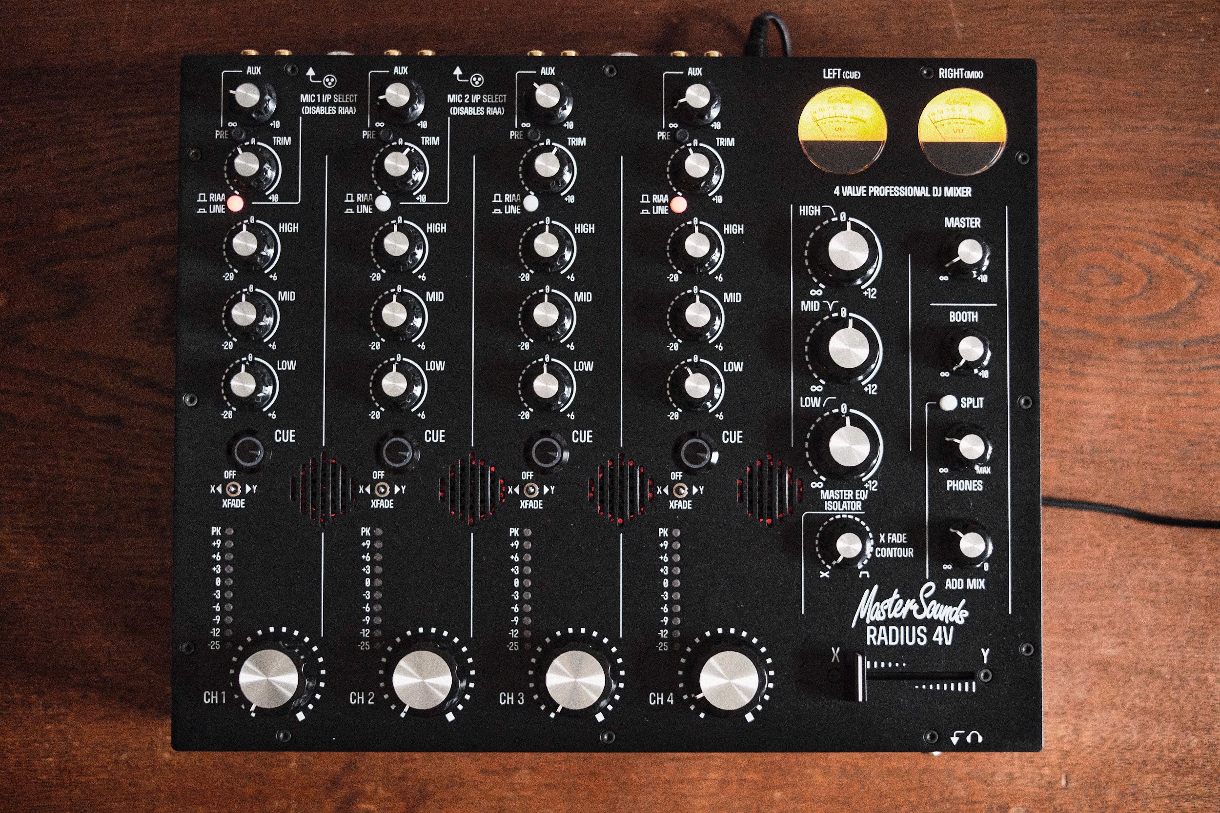 Miete den Mastersounds Radius 4V Mixer – exzellenter analoger DJ-Mixer mit herausragender Klangqualität.