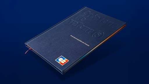 Livre institutionnel pour les 40 ans de Cartes Bancaires (logo CB), avec une couverture bleu foncé texturée où est embossé le titre "Créateur de valeur(s)".