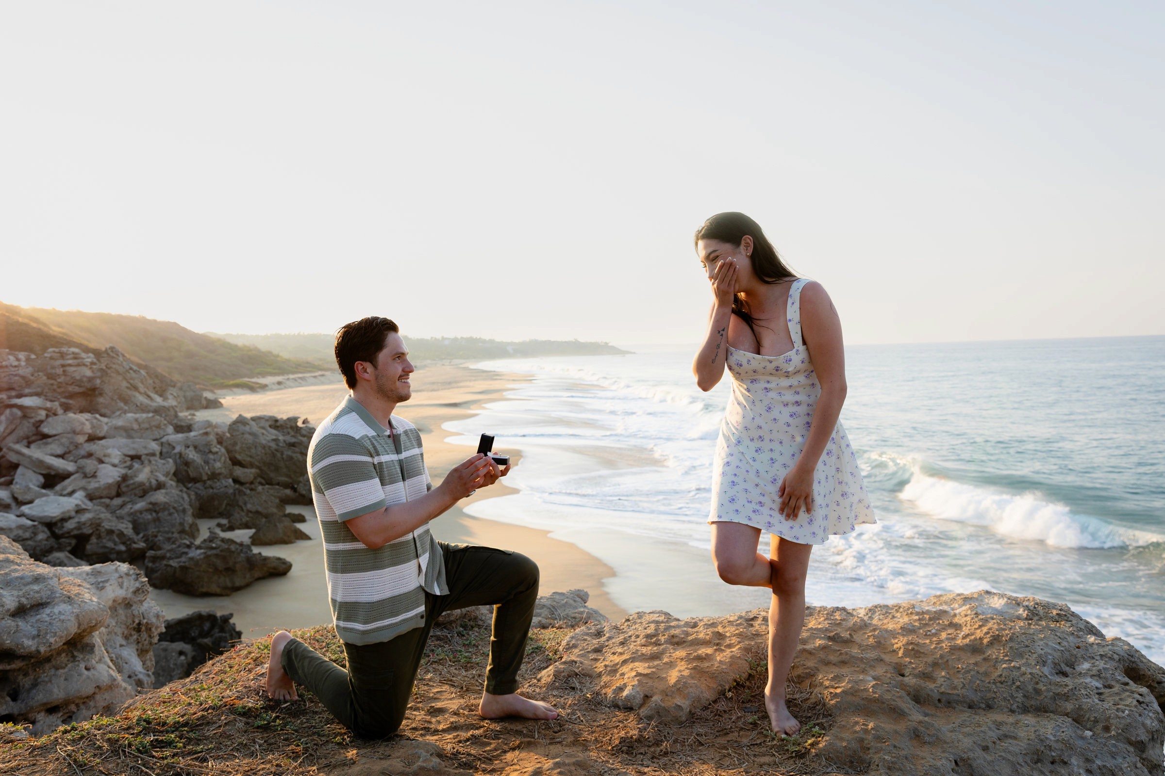 Emoción y sorpresa durante una propuesta de matrimonio en la playa