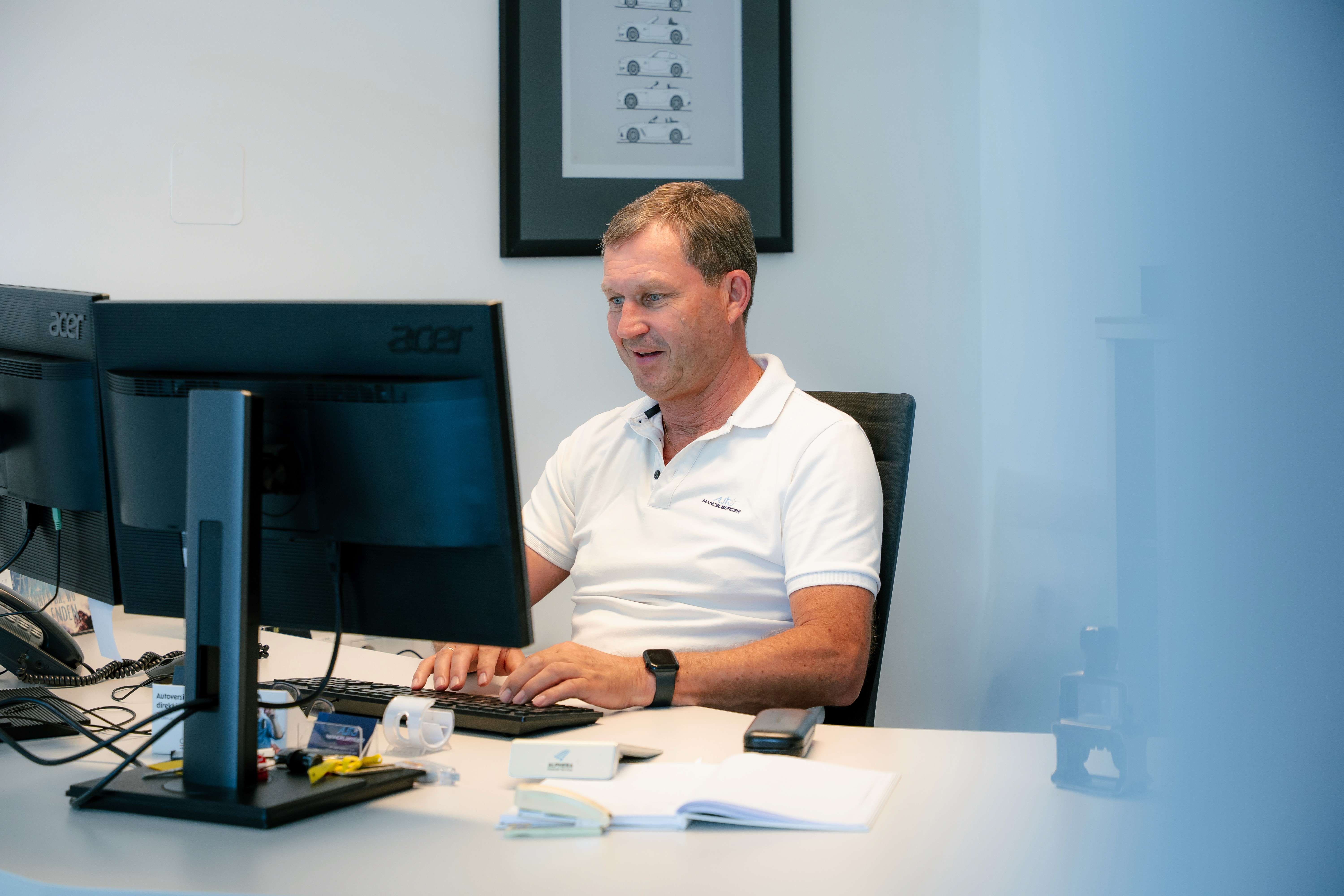 Mann im Büro arbeitet am Computer: Büro, Mann, Computer, Arbeit