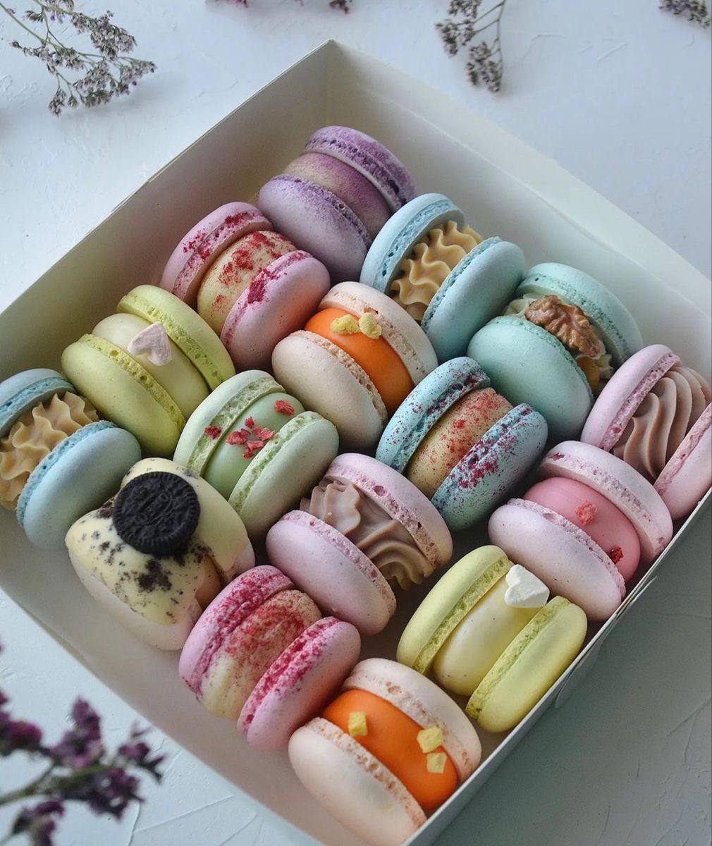 16 macarons with different styling