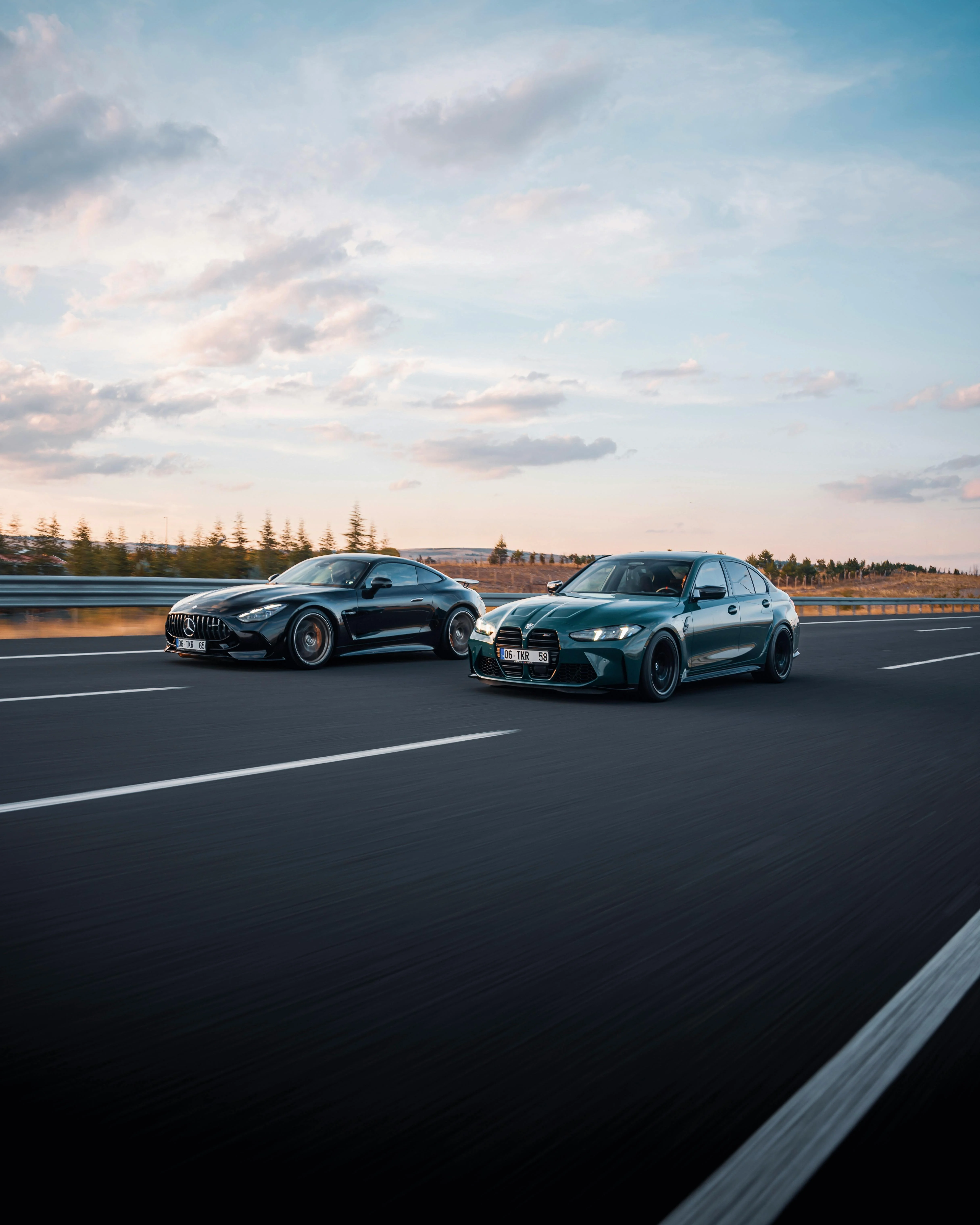 Deux voitures allemandes filant sur l’autoroute, illustrant la puissance et la sportivité typiques de l’ingénierie allemande.