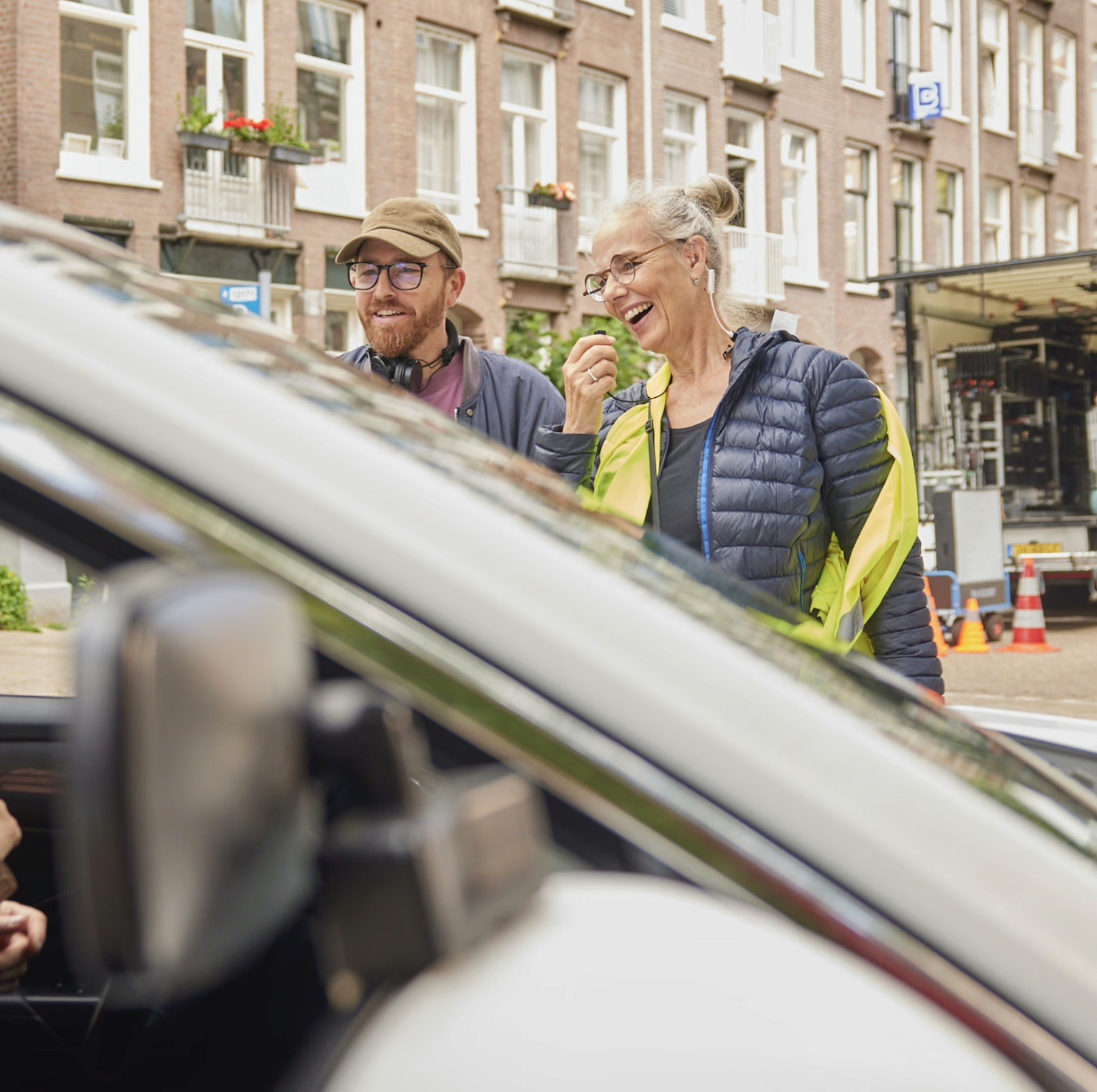 1st AD Grietje Besteman en regisseur Gabriel Bauer op de set van speelfilm KAIN, over een autistische man die zijn rijbewijs wil halen, geproduceerd door Mile13Media