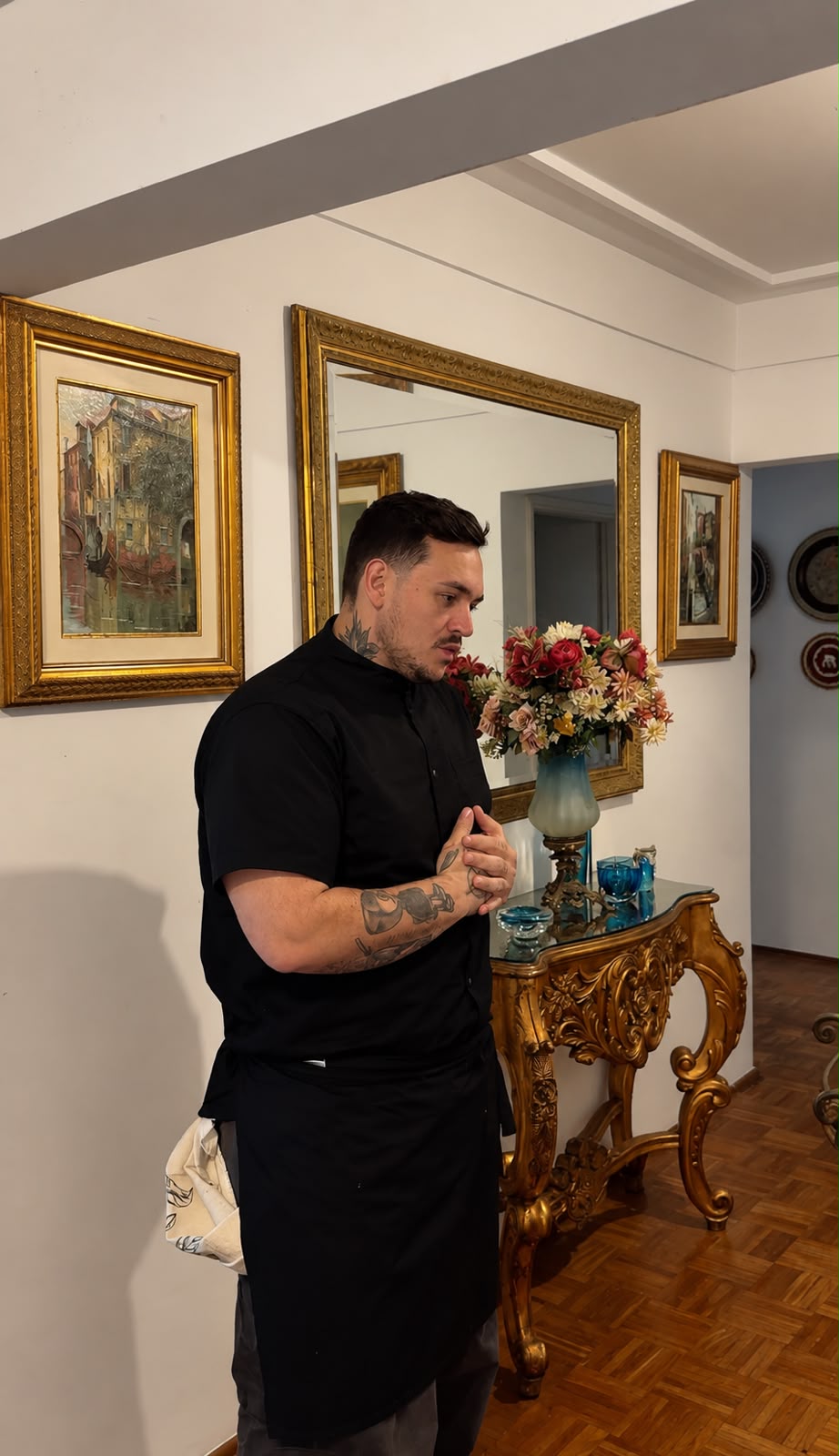 Chef Gabriel Medeiros em um ambiente residencial elegante