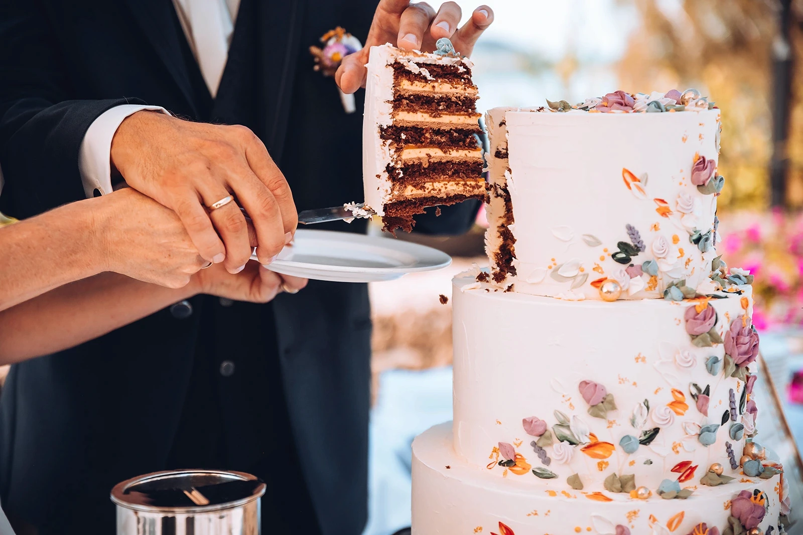 Brautpaar schneidet Hochzeitstorte in Schloss Mattsee an.